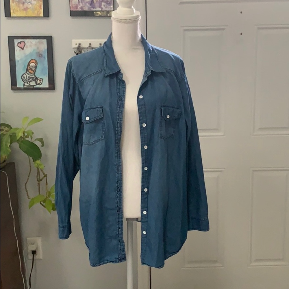 Torrid TAYLOR MEDIUM WASH DENIM BUTTON-UP SHIRT